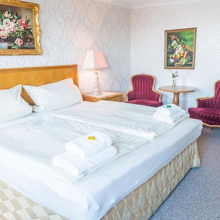 Romantisches Hotel Zur Traube Schwerin Schwerin  Oda fotoğraf
